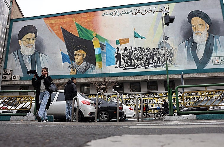 Irán pone a sus fuerzas en alerta máxima ante la amenaza de ataque de Trump