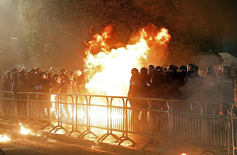 Las calles de Tirana arden contra el Gobierno de Albania