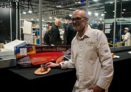 El pastelero Eric Ortuño, ganador de la primera edición del Concurso de Mejor Cruasán Gourmand con Salmón Ahumado