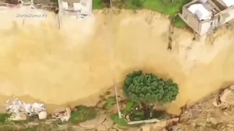 Parte de un pueblo siciliano queda al borde de un barranco tras un deslizamiento de tierra provocado por el temporal Harry