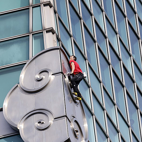 ¿Héroe o suicida? Escalar sin cuerda un rascacielos de 500 metros