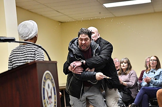 Un hombre ataca a la congresista de Minesota calificada por Trump como «basura»
