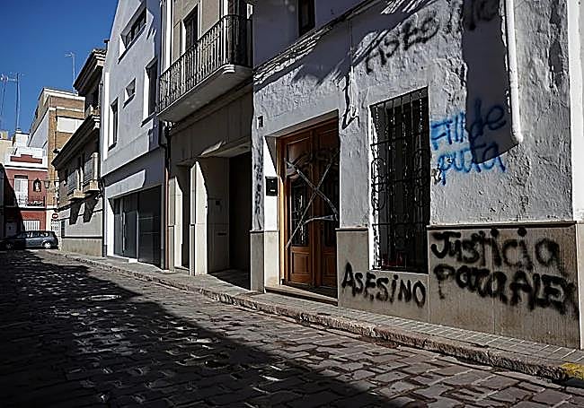 El domicilio donde se produjo el crimen ha aparecido lleno de pintadas contra el asesino.