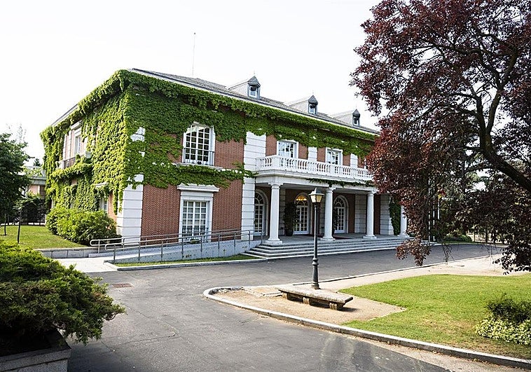 Sancionan a un guardia civil que se emborrachó en Moncloa y enseñó el culo al jefe de escoltas de Sánchez