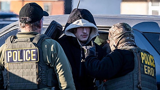 Control del iris, móviles que toman las huellas, antenas-espía, drones Predator; así es el 'Gran hermano' del ICE