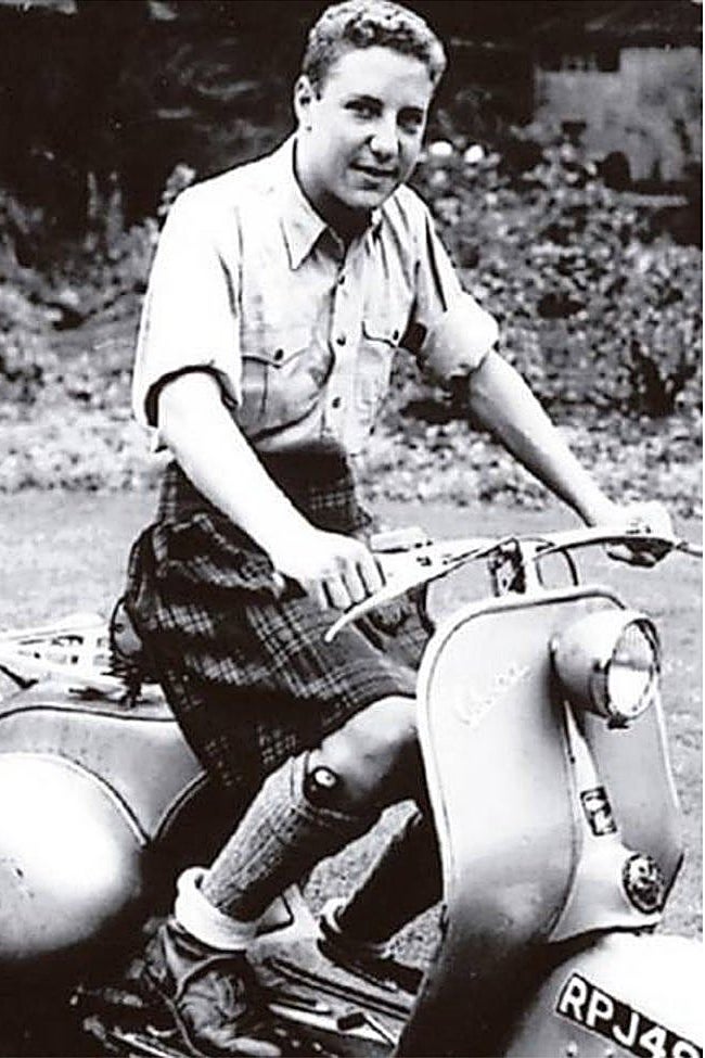 Un joven Forsyth, con 19 años, en su Vespa.
