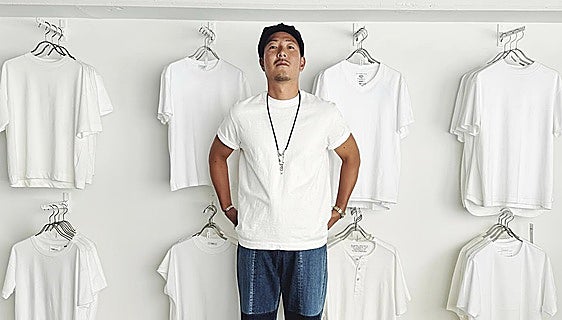 La tienda que triunfa vendiendo solo camisetas blancas
