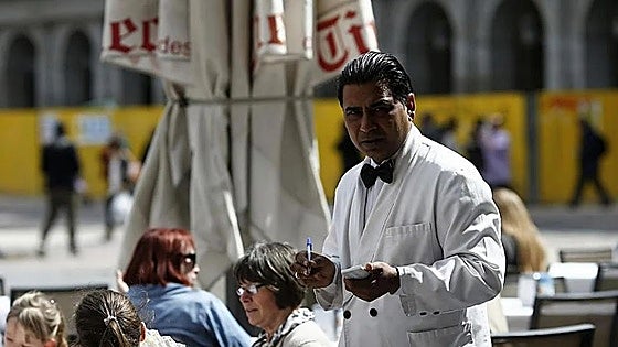 Los inmigrantes se concentran en puestos poco cualificados de la hostelería, el campo y los cuidados