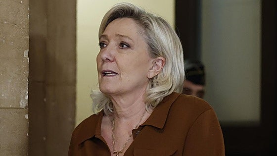 La Fiscalía francesa pide cinco años de inhabilitación para Le Pen, pero sin una aplicación inmediata