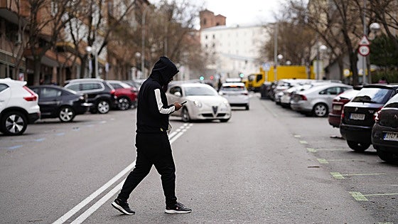 Cuatro de cada diez peatones cruza la calle con el semáforo en rojo o fuera de los pasos de cebra