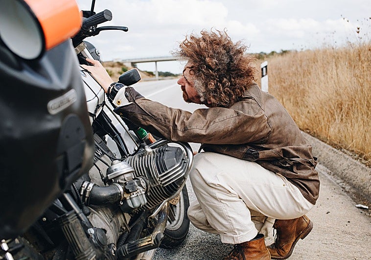Resolvemos todas las dudas sobre cómo señalizar si tienes un percance en carretera con tu moto