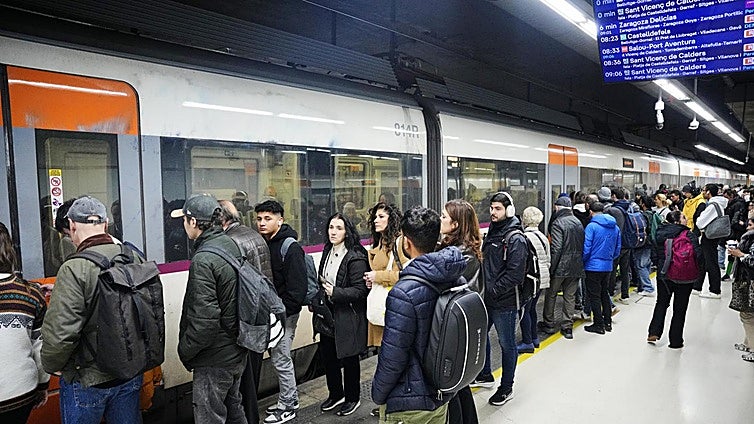 Usuarios frente a independentistas: dos manifestaciones para capitalizar el caos de Rodalies