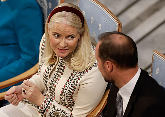 La familiaridad entre Mette-Marit y el proxeneta Epstein destruye la confianza de los noruegos en la princesa
