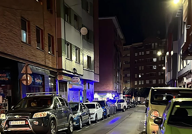 Hallan a una mujer desnuda y alterada a la puerta de una floristería inspeccionada por drogas en Gijón