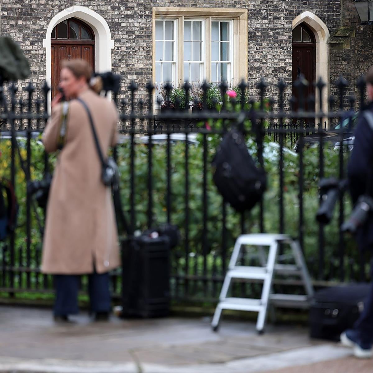 Periodistas aguardan frente a la casa de Peter Mandelson en Londres.