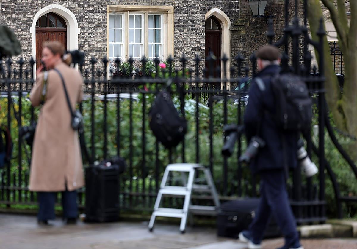 Periodistas aguardan frente a la casa de Peter Mandelson en Londres.