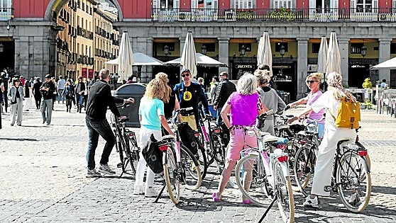 Los elevados precios del turismo en España disparan los viajes al extranjero