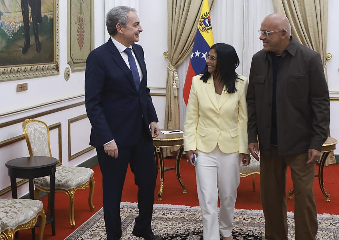 José Luis Rodríguez Zapatero, con la presidenta encargada de Venezuela, Delcy Rodríguez, y su hermano Jorge.