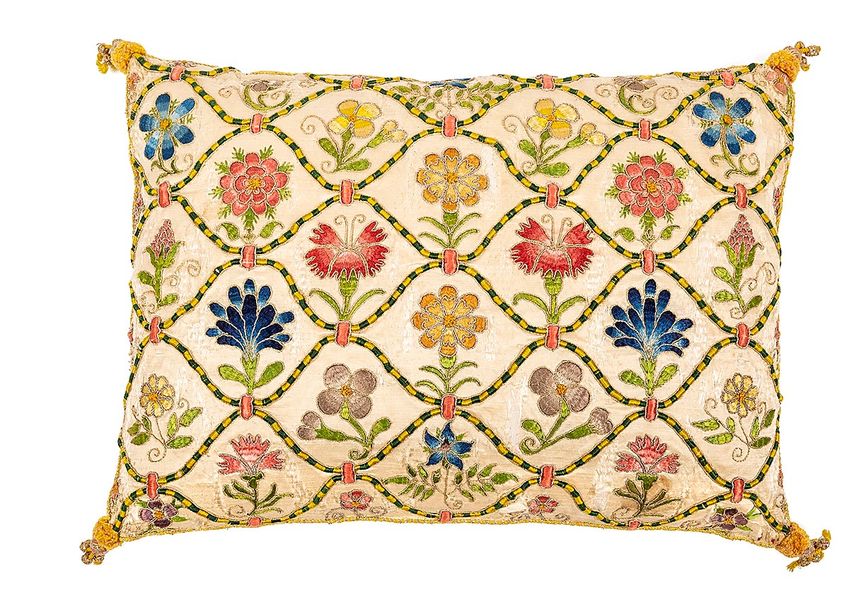 Imagen secundaria 1 - De arriba a abajo:  Vista de la fachada principal del Palacio Real de Madrid, pintado por Fernando Brambila; uno de los almohadones que se mostrarán en la exposición de tejidos; y una obra de de la galería de curiosidades.