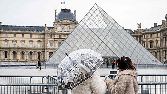 Desmantelan en Francia una red que presuntamente estafó 10 millones con las entradas del Louvre