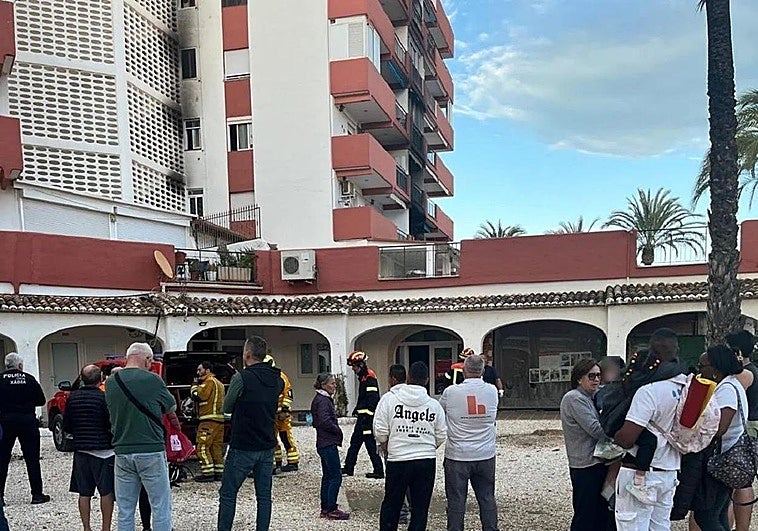 Dos personas fallecidas y una herida grave en el incendio de un piso en Jávea