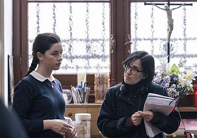 Blanca Soroa y Alauda Ruiz de Azúa en el rodaje de 'Los domingos'.