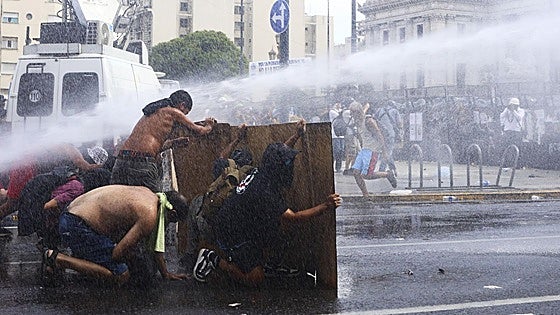 Así es la reforma laboral de Milei: jornadas de 12 horas, despidos más baratos, pagos en especie...