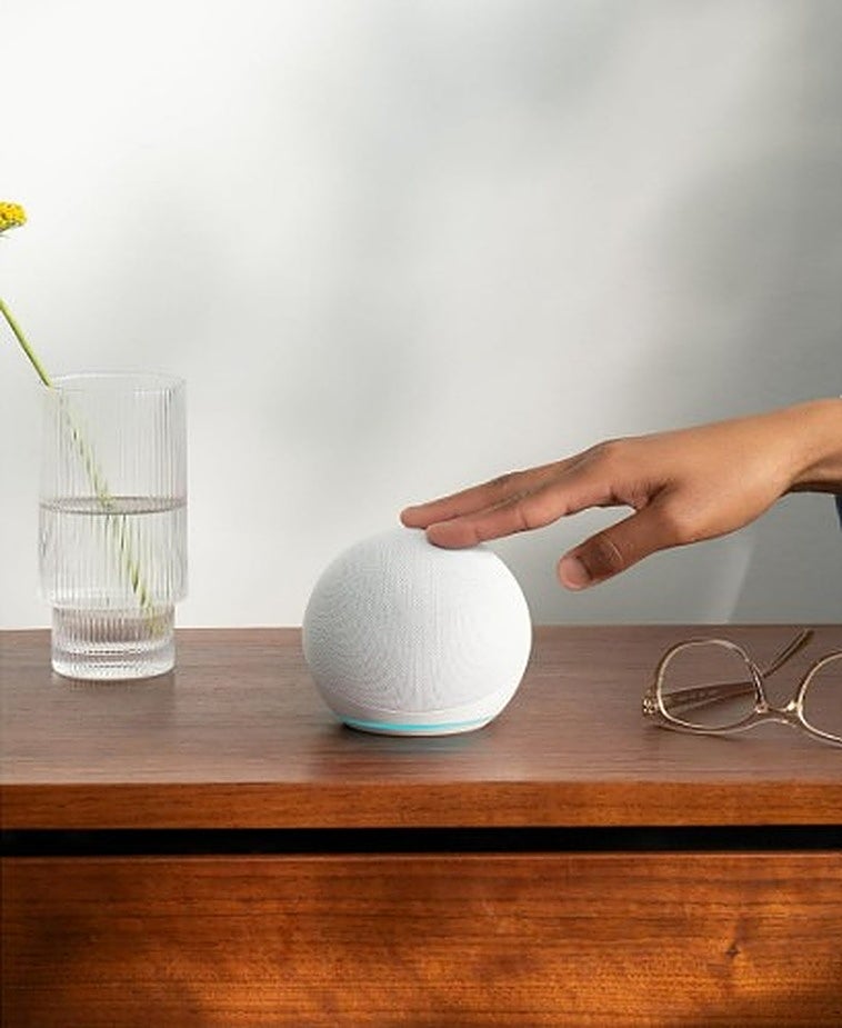 Transforma tu hogar en un espacio inteligente con el altavoz Echo Dot de Amazon y Alexa