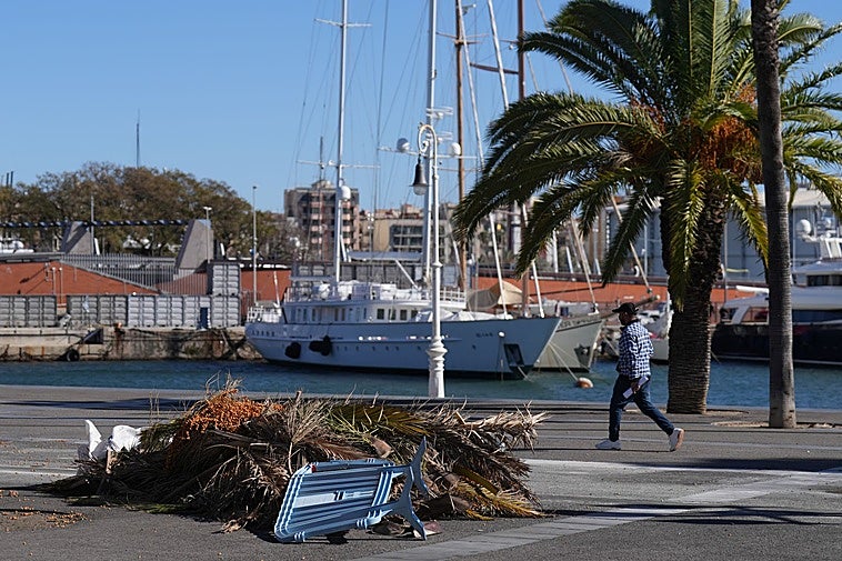 Muere una mujer de 46 años tras caerle el tejado de una nave industrial en Barcelona