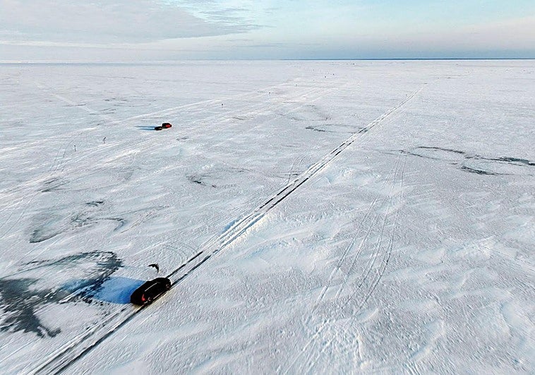Las bajas temperaturas permiten conducir sobre un mar Báltico congelado