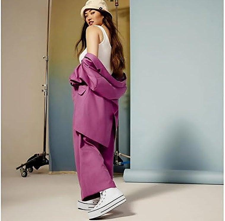 No te pierdas estas zapatillas blancas que combinan con todo y nunca pasan de moda