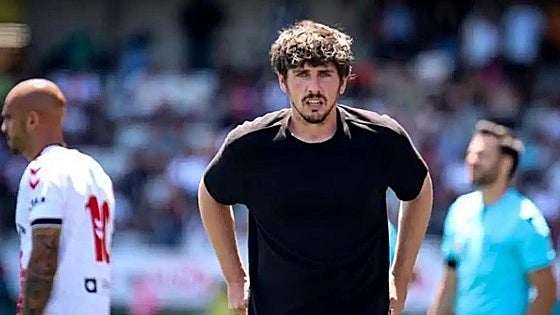 Javi Poves vuelve a liarla con los árbitros: «¡Sacad pecho para la mierda de partido que habéis hecho!»