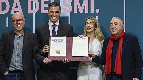 Sánchez firma la nueva subida del salario mínimo cargando contra la patronal: «¿Dónde está?»