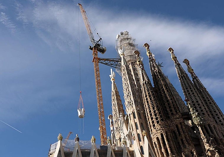 La Sagrada Familia corona la torre de Jesús y se convierte en la iglesia más alta del mundo