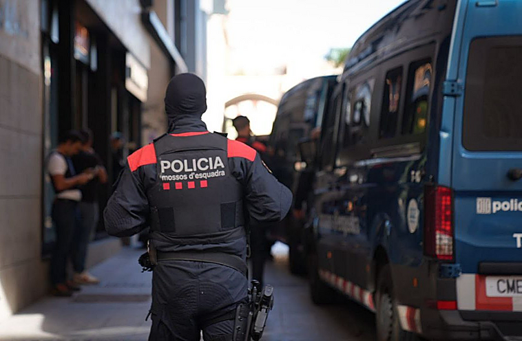 Muere un menor tras chocar contra un coche cuando iba en moto en Barcelona