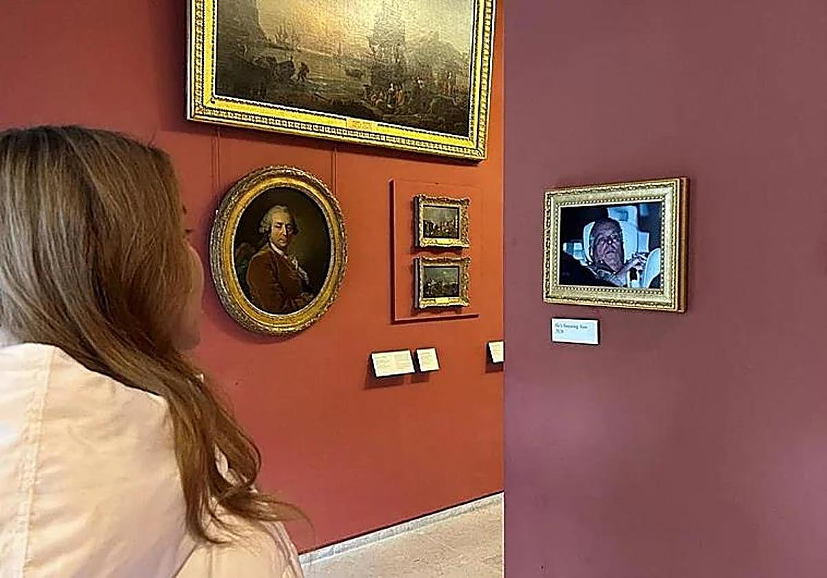 活動家らがルーヴル美術館に逮捕当日に車で去ったアンドルー元王子の写真を飾る