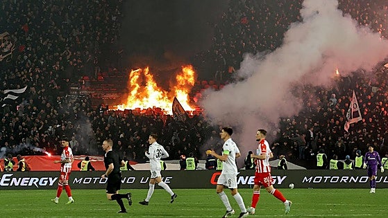 Los ultras del Partizan queman el estadio del Estrella Roja en pleno partido