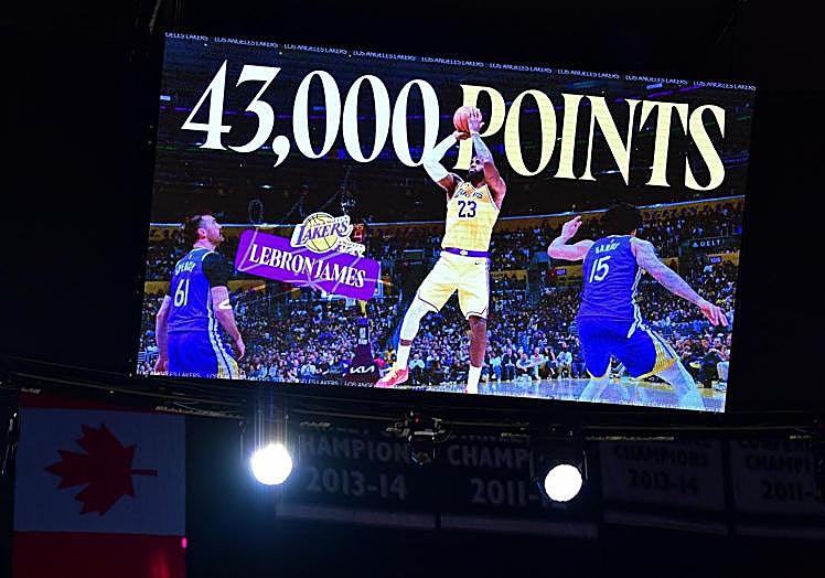 Crypto.com Arena skor tablosunun LeBron James'in NBA'deki 43.000 sayısını ölümsüzleştirdiği an.