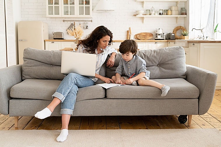 Ojo con el teletrabajo porque... aumenta la natalidad más que las ayudas para tener hijos