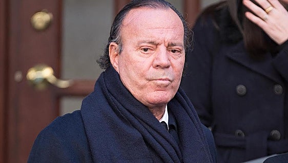 Julio Iglesias demanda a Yolanda Díaz por acusarle de someter a sus trabajadoras a «abusos sexuales»