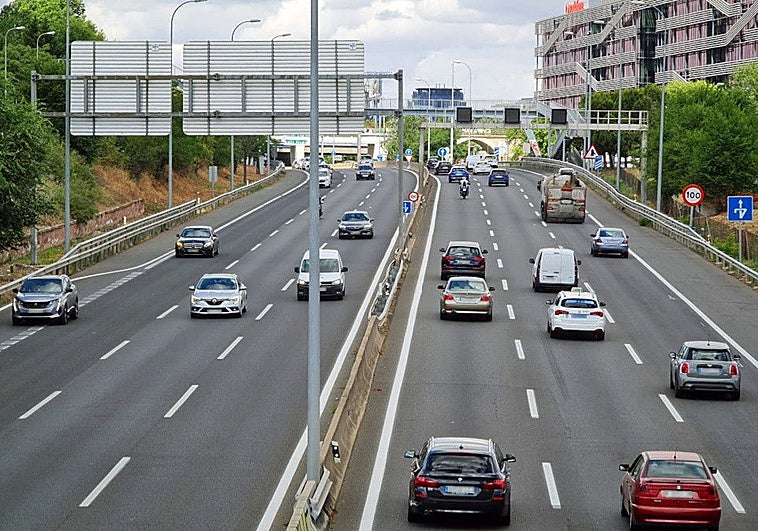 La DGT prepara el fin de la «barra libre» para los coches ‘Cero Emisiones’ en el VAO