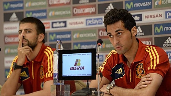 Gerard Piqué se mofa del 'cono-cido' Arbeloa con una lona gigante