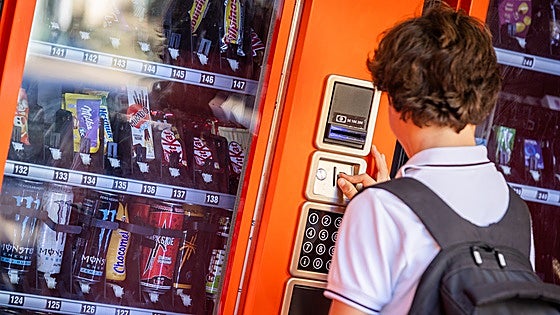 El Gobierno va a prohibir la venta de bebidas energéticas a menores de 16 años