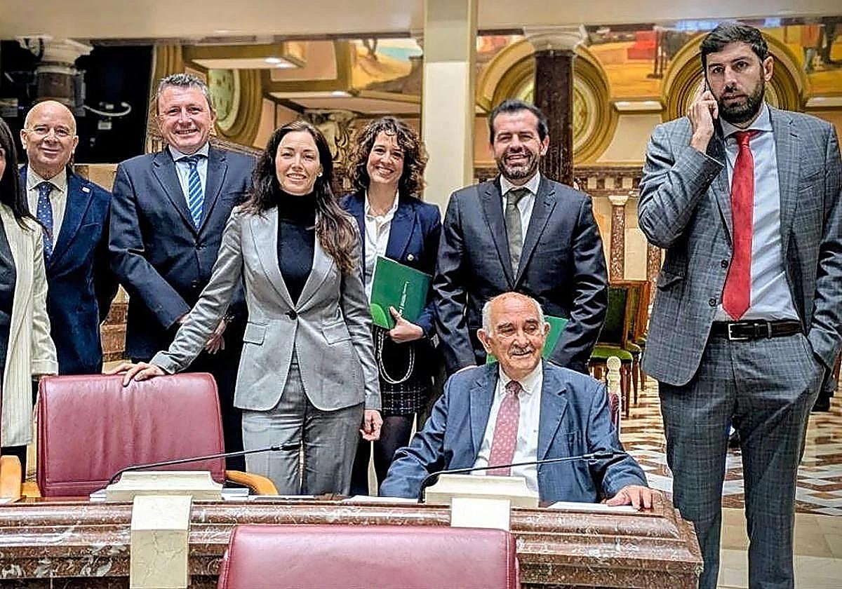 Otra crisis en Vox: dimite en bloque la dirección de Murcia para echar ...