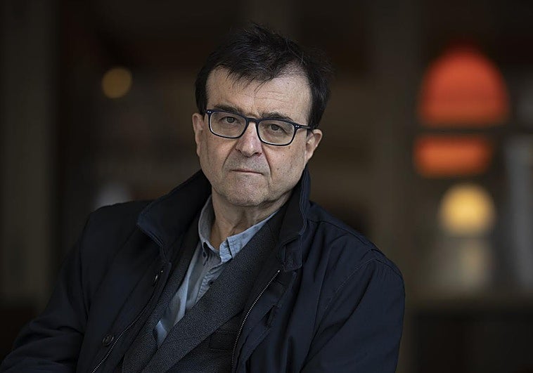 Javier Cercas: «El bulo de que el Rey montó el golpe lo crea la ultraderecha»