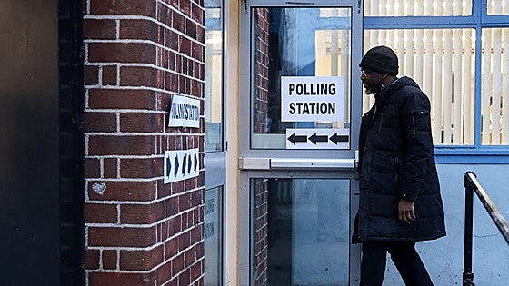 Starmer se examina en las elecciones de este jueves en Mánchester