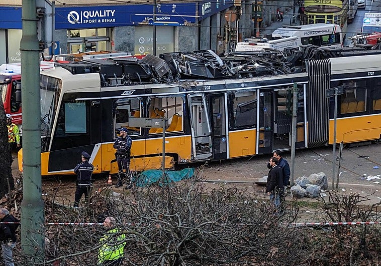 Dos muertos al descarrilar un tranvía en Milán