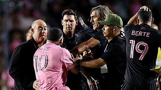 Messi acaba por los suelos tras una invasión de campo en Puerto Rico