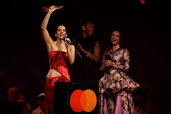 Rosalía celebra el premio a mejor artista internacional con un 'Berghain' ravero