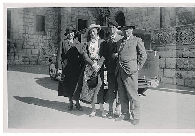 Olga, Paulo y Pablo Picasso delante de la Catedral de Santa María, Burgos, agosto,1934.
